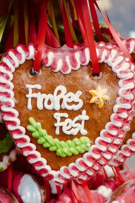 CC-圣诞市场加米施-帕滕基兴，巴伐利亚-姜饼心，文字" Frohes Fest "